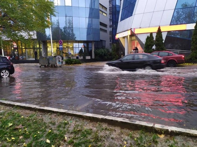 Alarmantno u Sarajevu i na Ilidži; Automobili potpuno pod vodom