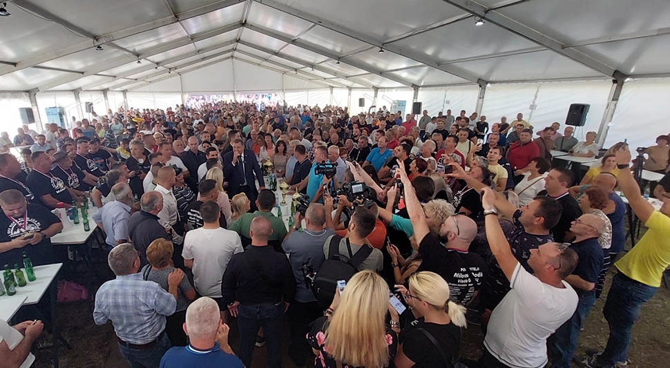 Desetine hiljada ljudi na Manjači