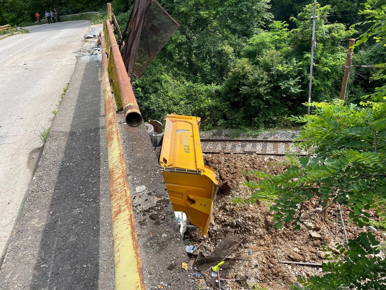 Doboj: Kamion sa nadvožnjaka pao na prugu, vozač teško povrijeđen