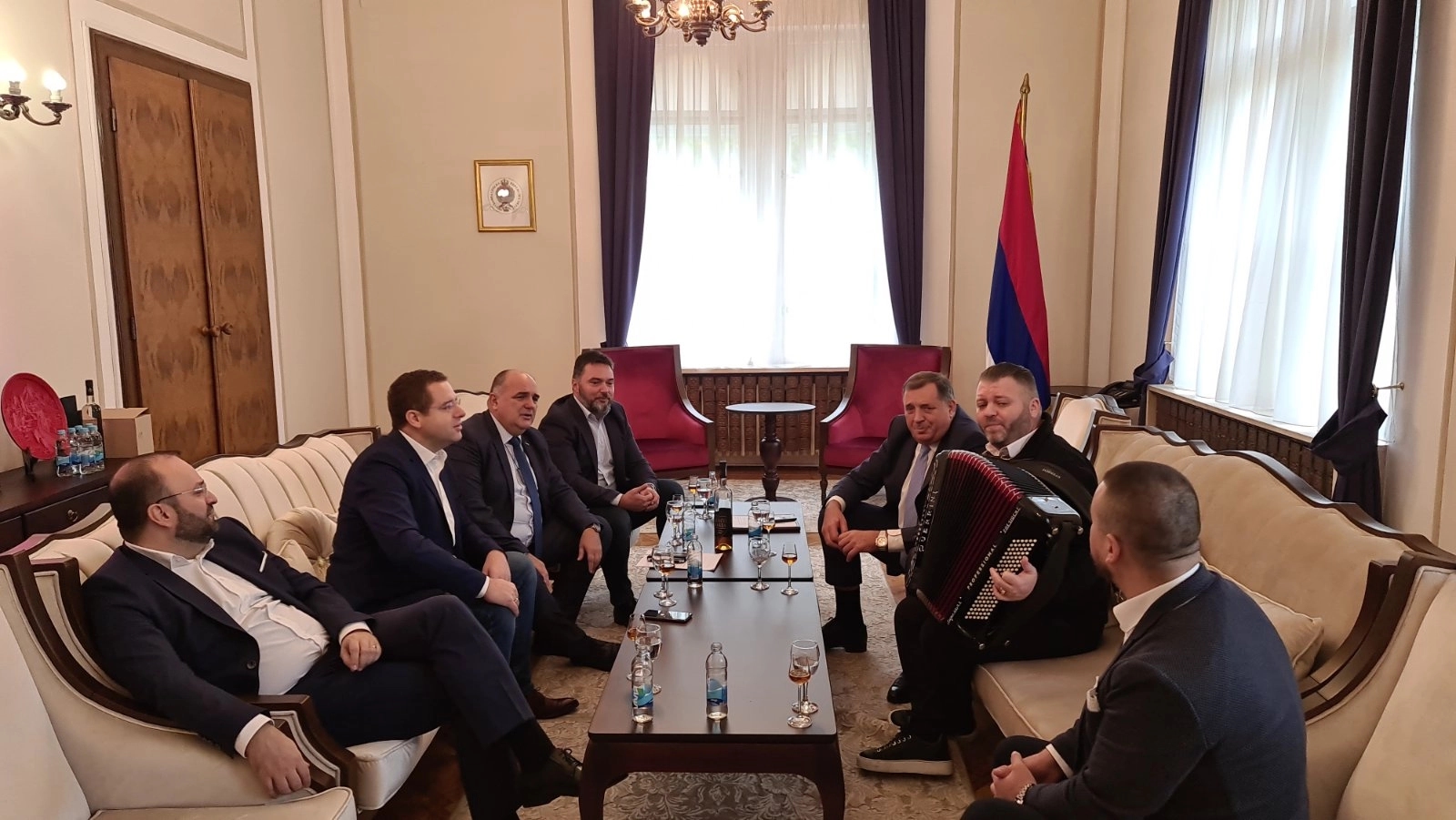 Dodik sa harmonikašem u zgradi Predsjedništva pjevao poznate srpske pjesme