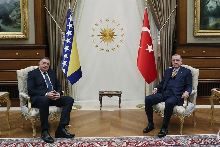 Dodik za Radio Srpske: Prijetnja silom ne može riješiti nijedan problem