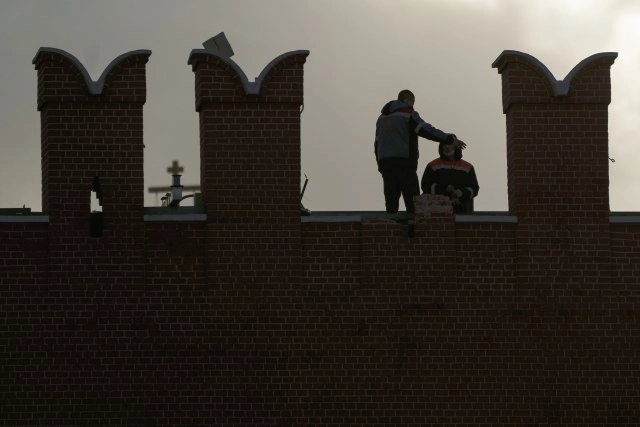 Haos u Moskvi – srušen deo zida Kremlja