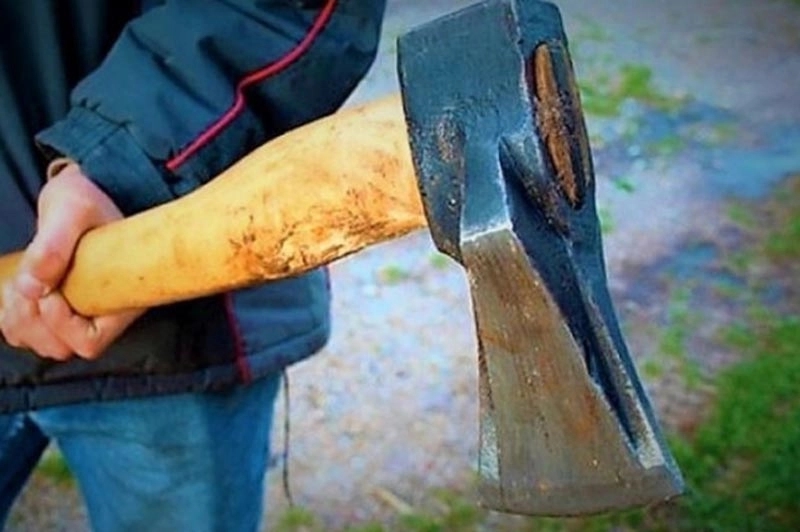 Napao policajce nožem i sjekirom, prebačen na psihijatriju u Banjaluci