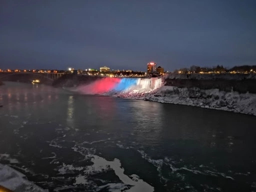 Nijagarini vodopadi u bojama srpske zastave