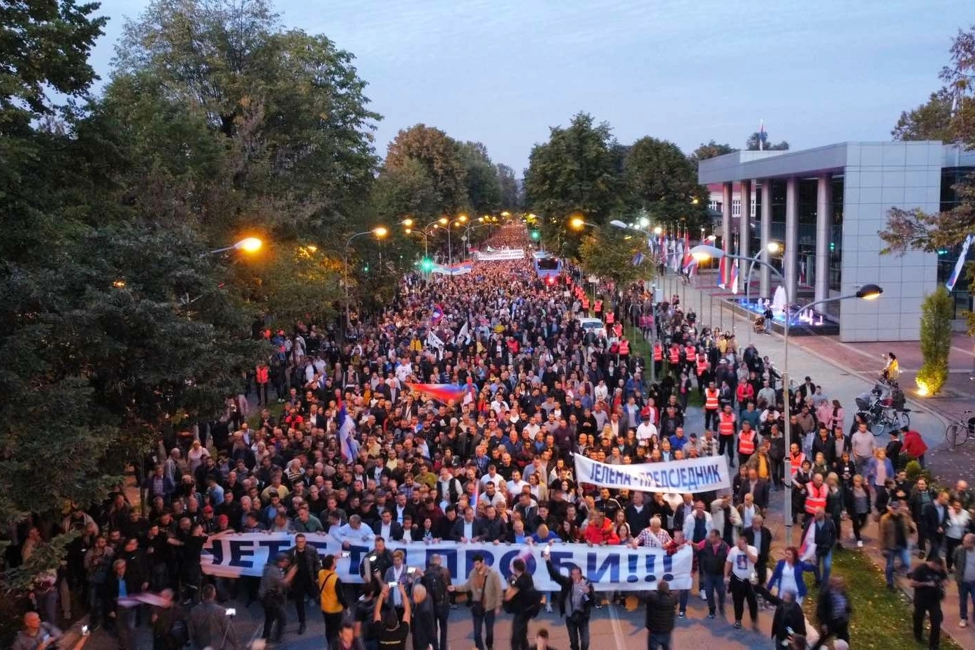 Održan protest na Trgu Krajine, Borenović tvrdi da se okupilo 30.000 građana