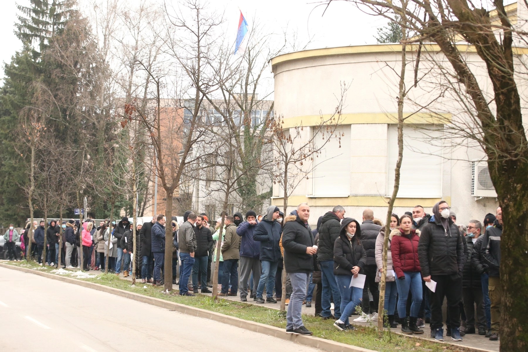 Ogromna gužva u Banjaluci, građani u redovima čekaju testiranje