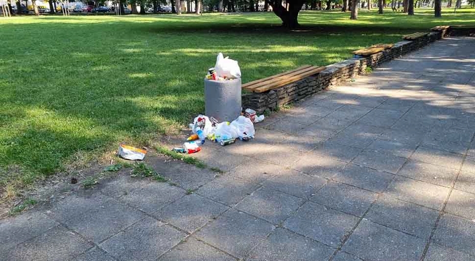Park Mladen Stojanović zatrpan u smeću