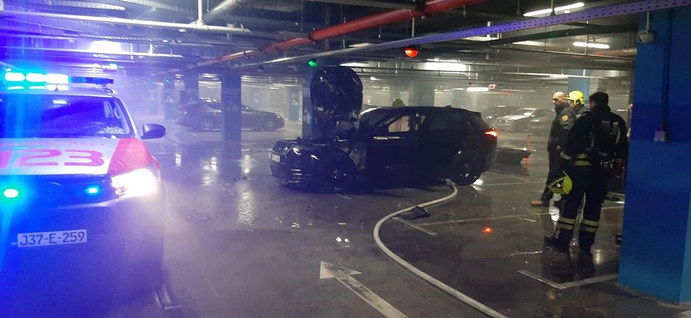 Policija preduzima mjere u pronalsku osobe koja je zapalila džip u “Delti”