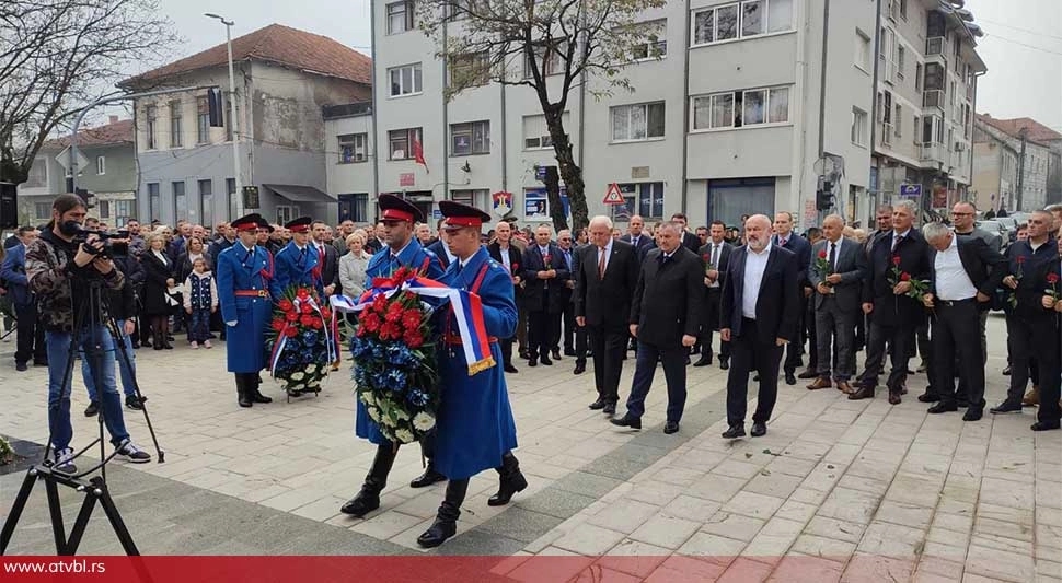 Položeno cvijeće kod Spomenika slobode u Nevesinju