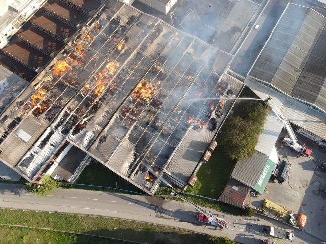 Požar u fabrici “Celeks” u Banjaluci progutao fabriku papira
