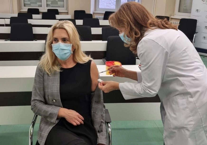 Predsjednica Srpske primila treću dozu vakcine protiv korone i ovo poručila
