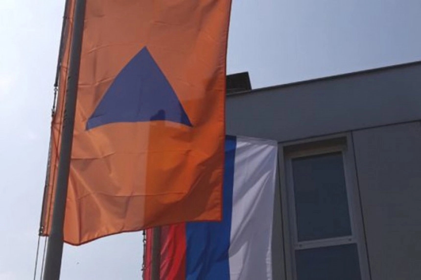 Pripadnici Civilne zaštite i vatrogasci pune vreće sa pijeskom