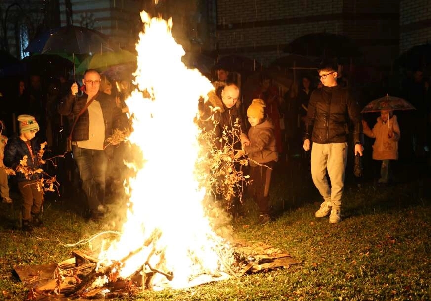 Prisustvovali brojni vjernici: Zapaljen veliki badnjak u Banjaluci