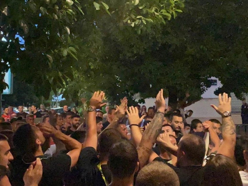 Protest ispred zgrade Vlade Crne Gore: “Ostaćemo cijelu noć”