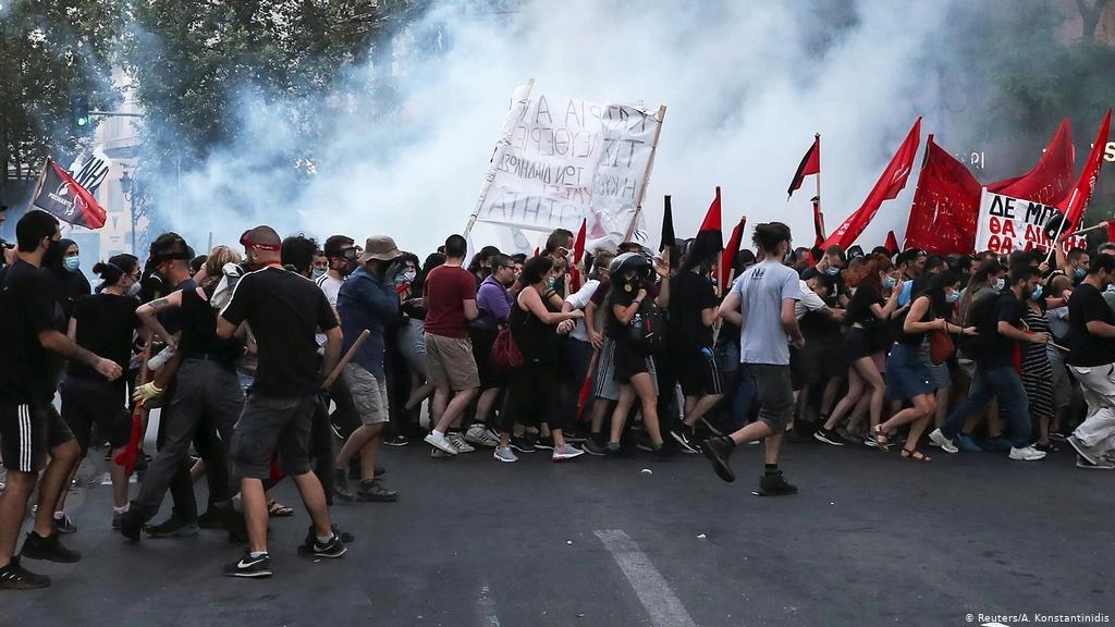 Protest zbog vakcinacije u Atini, sukobili se demonstranti i policija