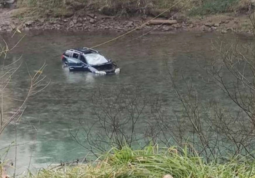Pucali iz vatrenog oružja, pa vozilo gurnuli u Drinu