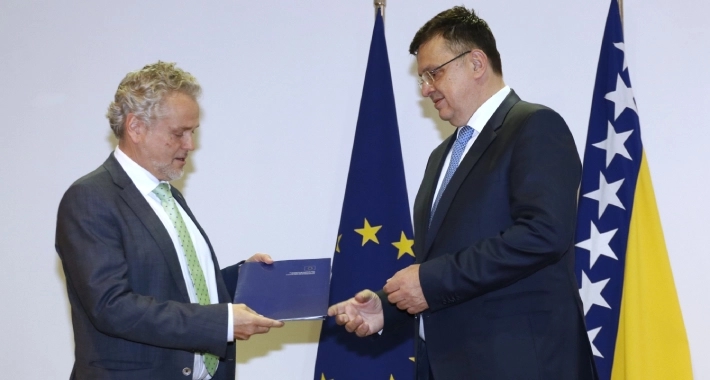 Satler uručio Tegeltiji Izvještaj o napretku