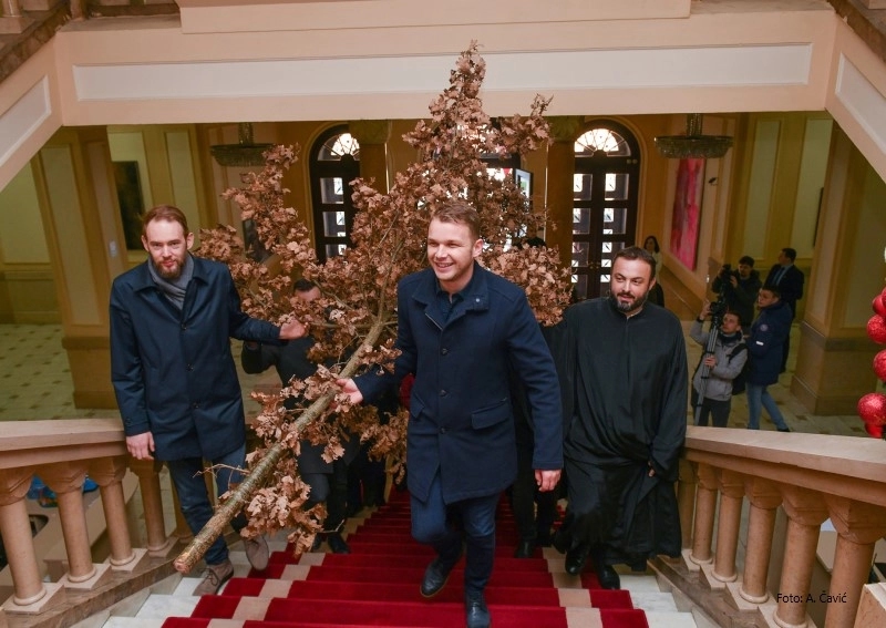 Stanivuković unio badnjak i u Gradsku upravu