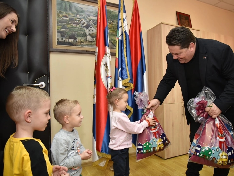 Stevandić nije zaboravio bratunačke trojke, uručio im novogodišnje paketiće