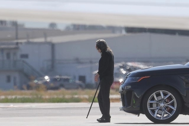 Teško bolesni Ozi Ozborn viđen u javnosti – ne može više da hoda bez štapa