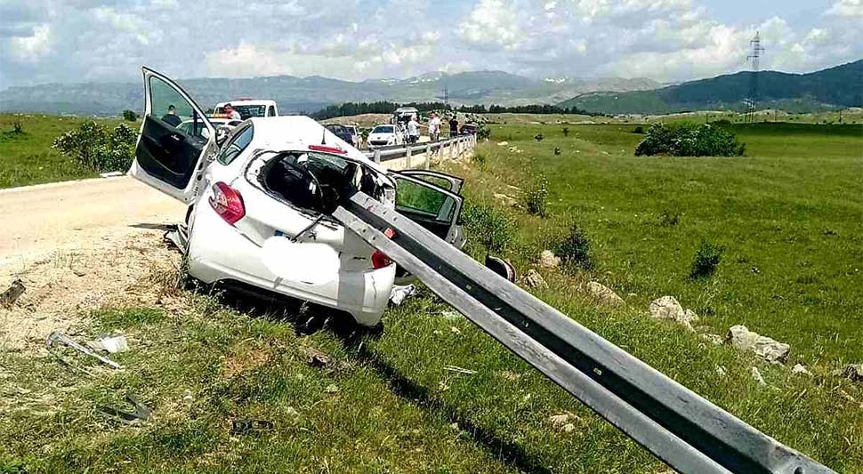 Tri osobe povrijeđene u teškoj nezgodi kod Gacka, žena u komi