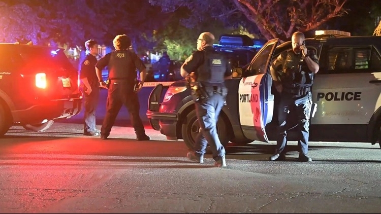 Tri osobe ubijene u pucnjavi u trgovačkom centru u Oregonu