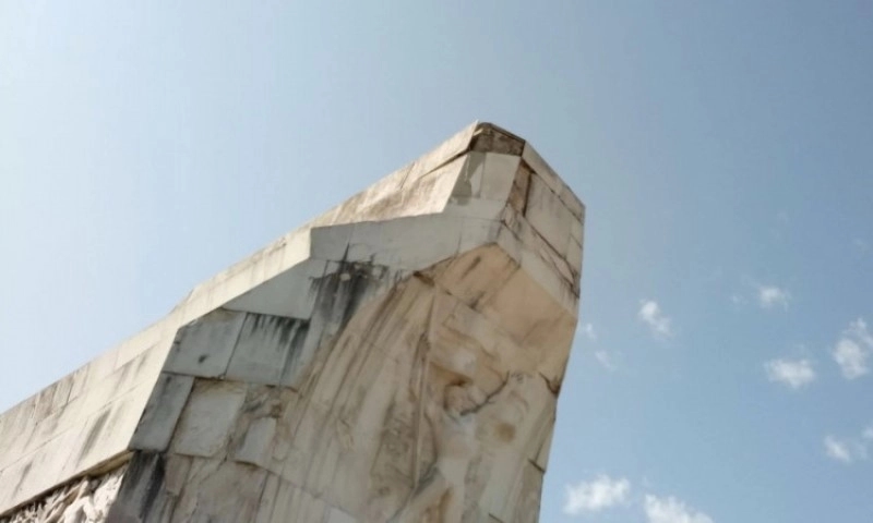 Urušava se spomenik na Banj brdu: Krivci nevrijeme i neodgovorni građani