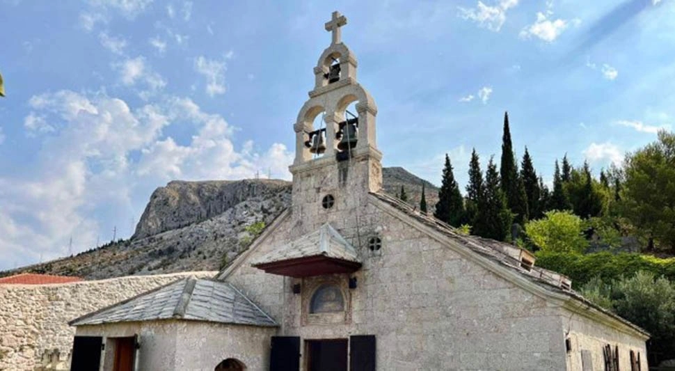 Vandalski napad na Staru crkvu u Mostaru: Skrnavili oltar i odnijeli novac