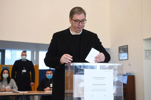 Vučić glasao na referendumu: “Mi smo uz naš narod”