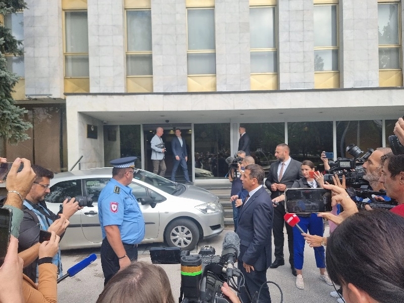 Vukanović parkirao vozilo ispred NSRS