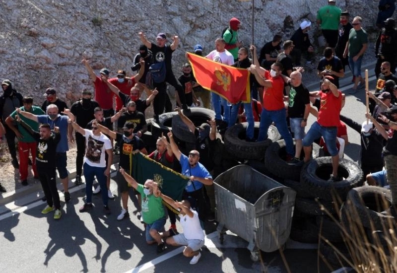 Žestoki sukobi na Cetinju: Gore barikade, povrijeđeni demonstranti i policija