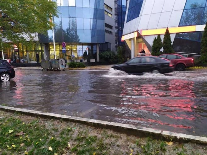 Alarmantno u Sarajevu i na Ilidži; Automobili potpuno pod vodom