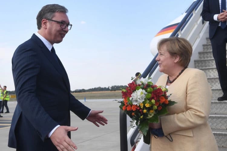 Angela Merkel sletjela u Beograd, sutra sastanak s liderima regiona u Tirani