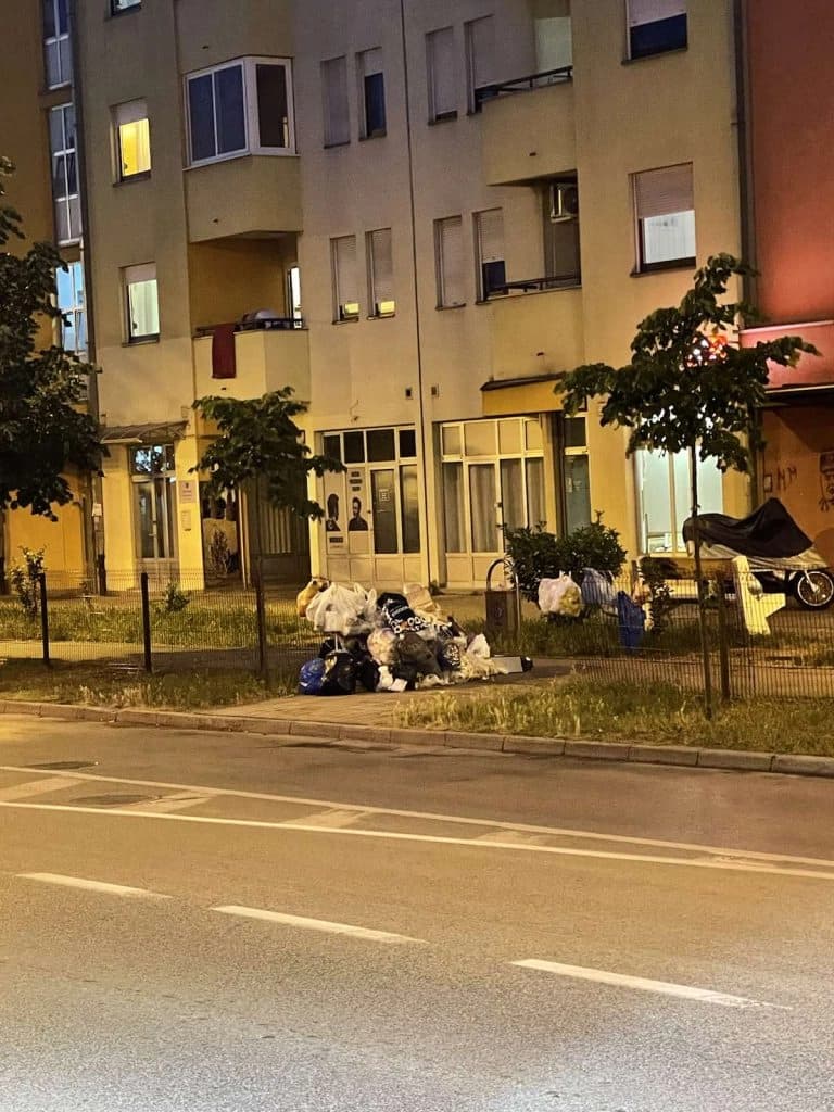 Banjalučka “Centar Aleja” u smeću
