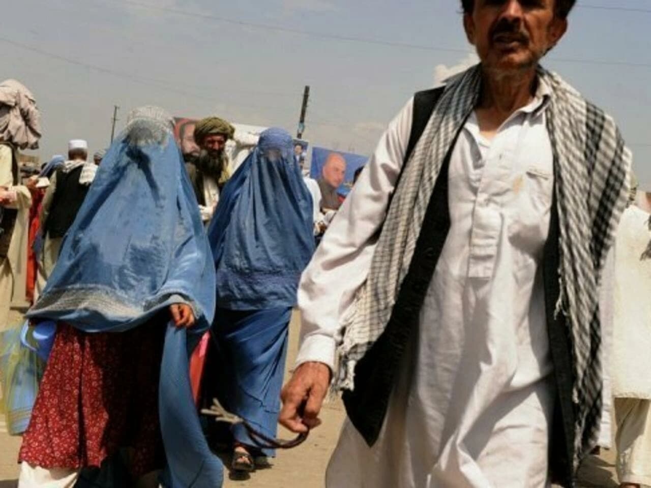 Bijesna grupa ljudi do smrti kamenovala muškarca u Pakistanu