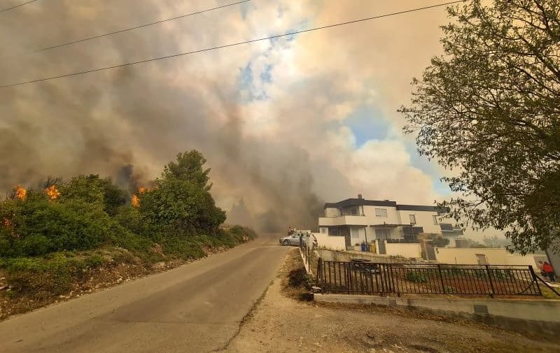 Buknuo veliki požar u Puli: Izgorjelo više kuća, dio grada bez struje