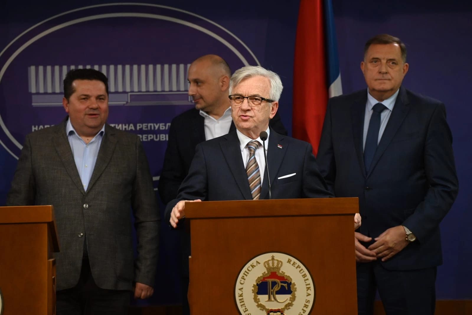 Čubrilović želi da se povuče s čela DEMOS-a?