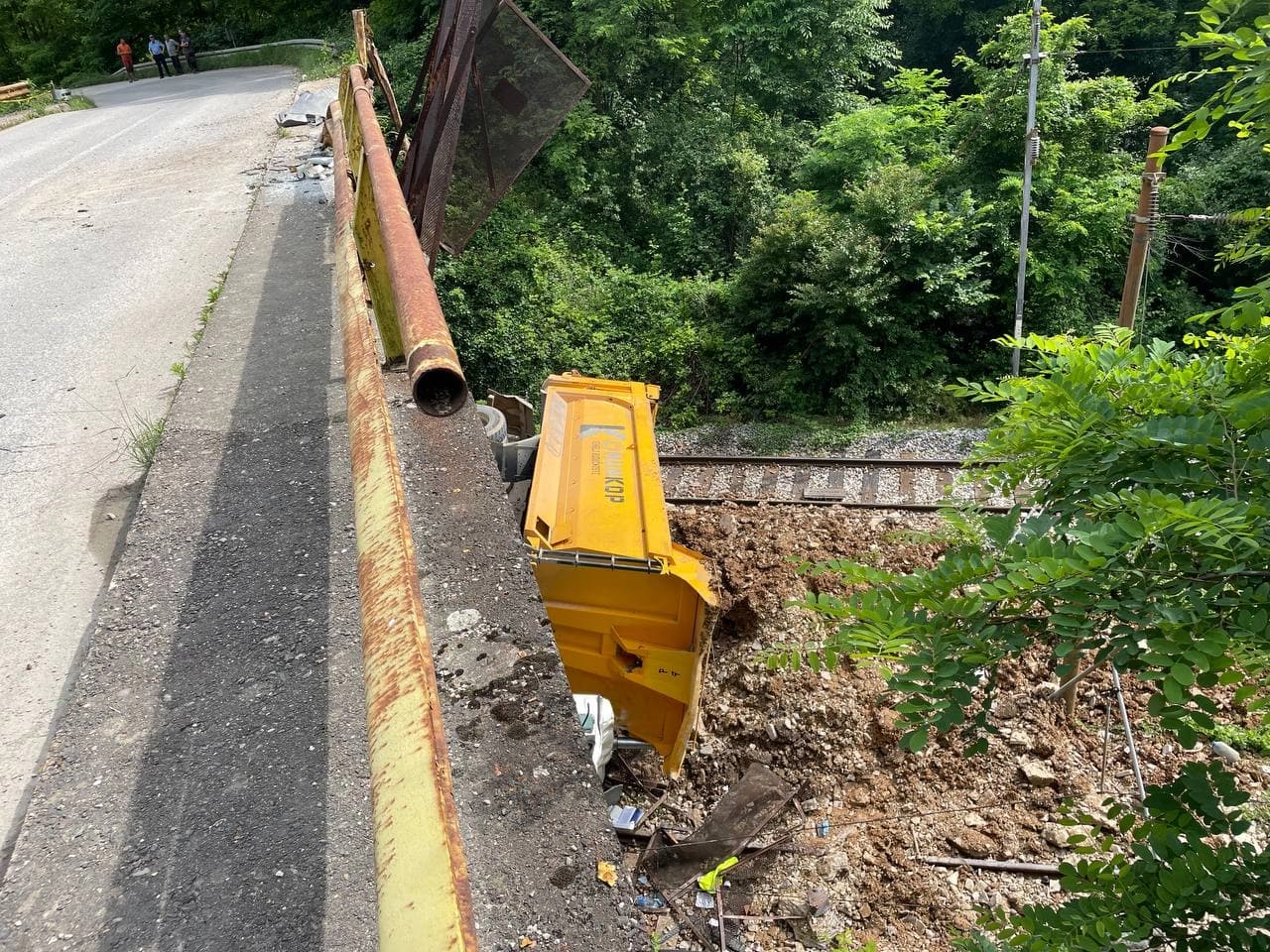 Doboj: Kamion sa nadvožnjaka pao na prugu, vozač teško povrijeđen