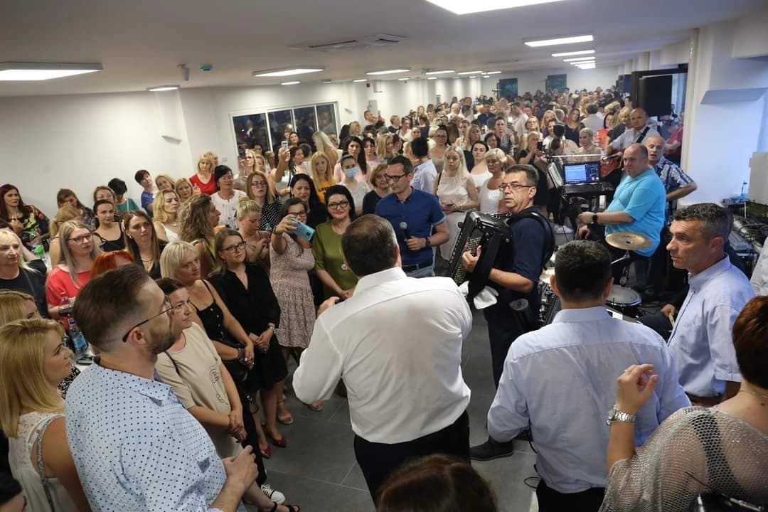 Dodik zapjevao okružen ženama SNSD-a