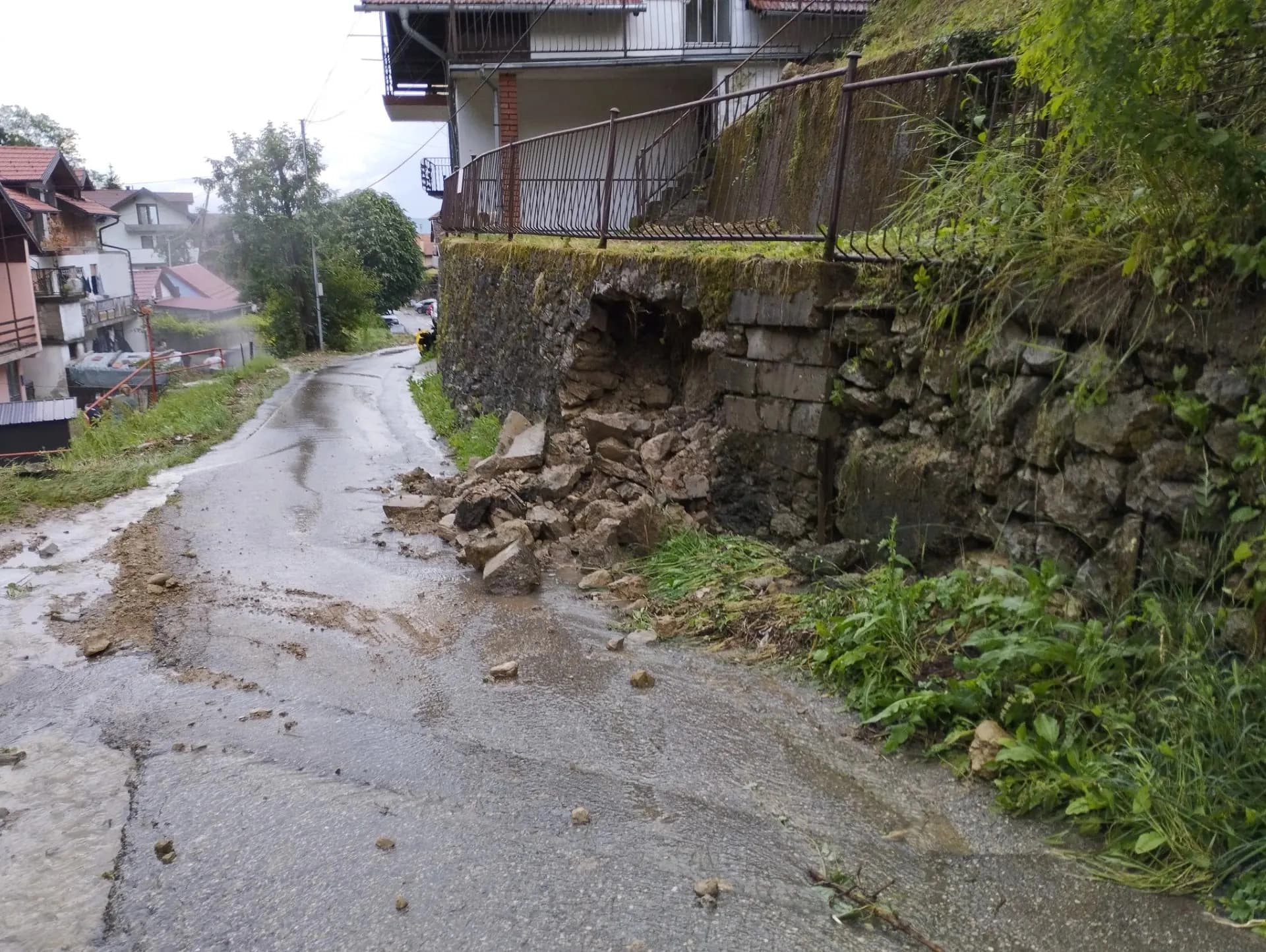 Dok nadležni snimaju teren, kuća i dalje visi zbog odrona