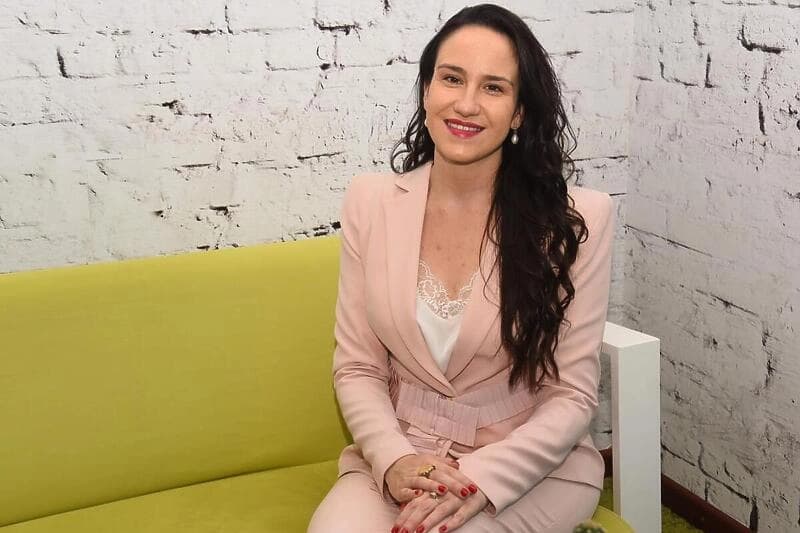 Gradonačelnica Sarajeva “postavila” tenk pred gimnaziju