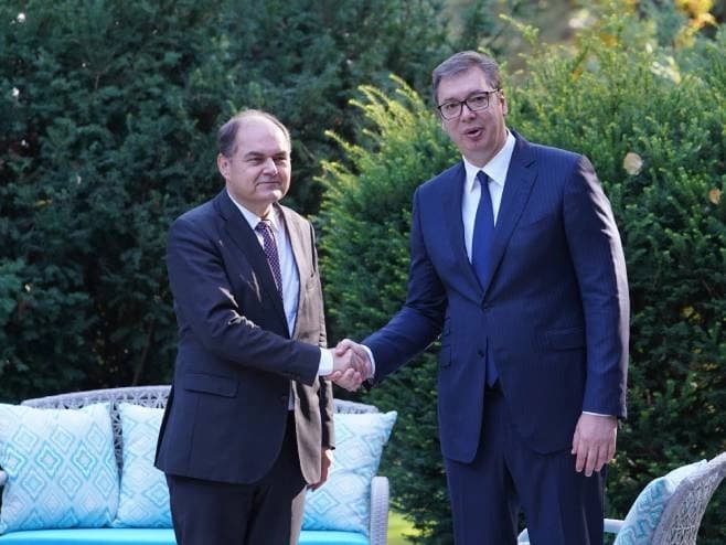 Hoće li Vučić na današnjem susretu omekšati Dodikove stavove o Schmidtu?