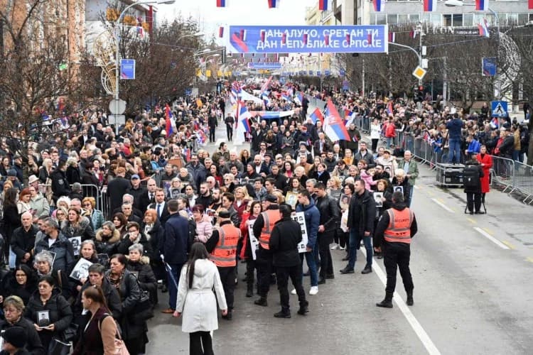 “Hod časti” u Banjaluci: Defile porodica koje su za Srpsku dale najvrednije