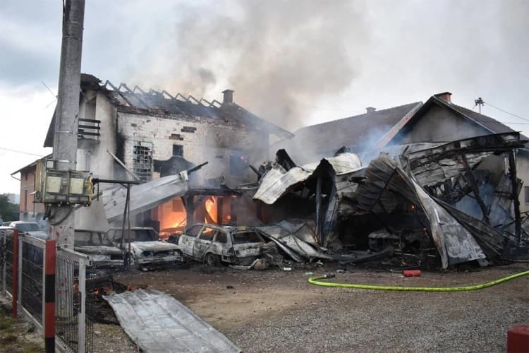 Izgorjeli radionica, kuća i devet automobila u požaru u Prijedoru