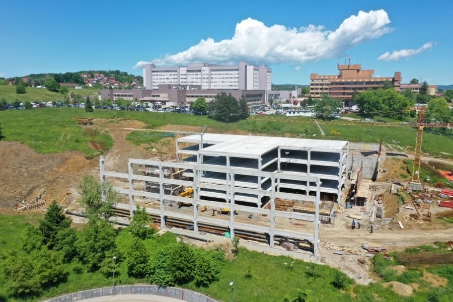 Izvođač radovi traži još pet miliona KM za izgradnju garaže kod UKC-a