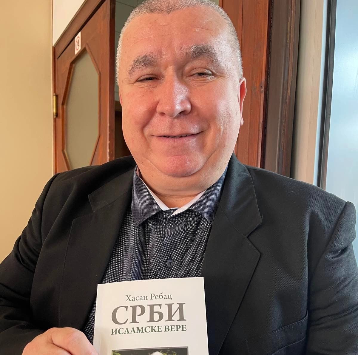 Kostadin Vasić poklonio knjigu “Srbi islamske vere” Begiji Smajić