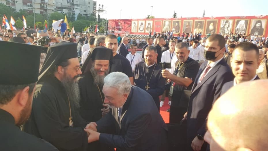 Krivokapić pred Hramom u Podgorici, Đukanović sa demonstrantima na Cetinju