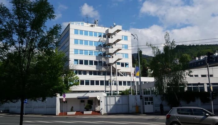 Lideri stranaka na sastanku sa Šmitom, građani pred zgradom