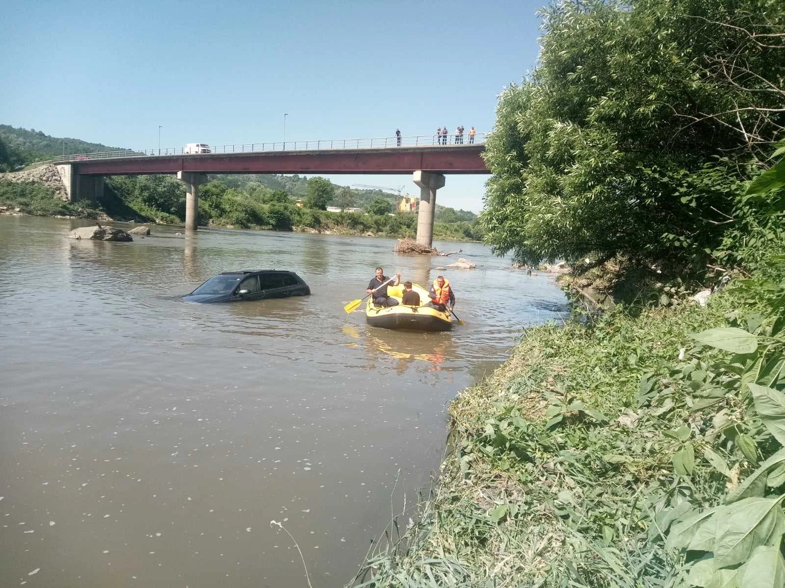 Makedonac skupocjenim terencem sletio u rijeku, policajci ga izvukli čamcem
