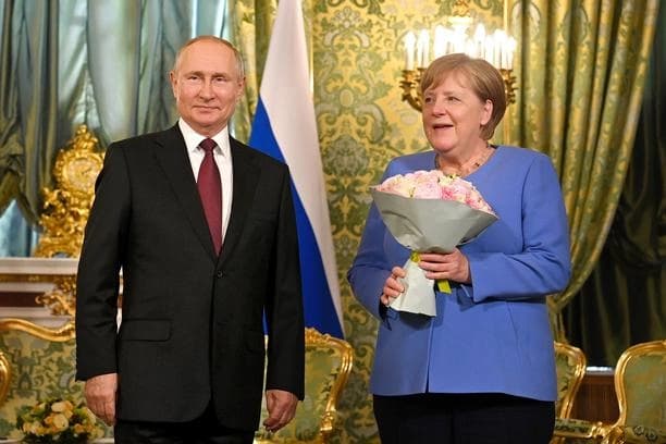 Merkel stigla u Moskvu na sastanak s Putinom: Da li će se dotaći i Schmidta?